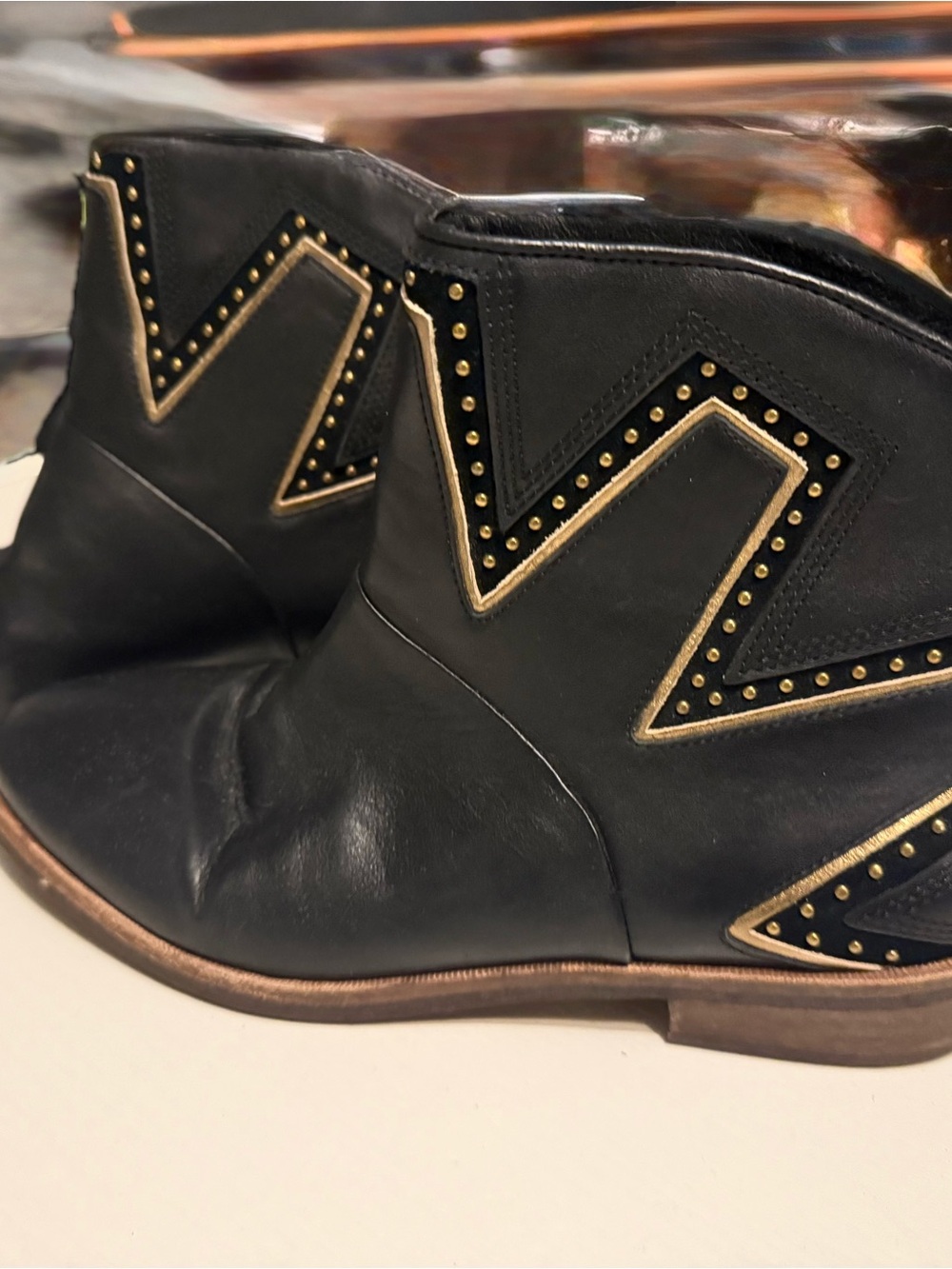 Ugg Australia Black Lars Sunburst Leather ankle Boots/Shoes- size 9-Pre Owned